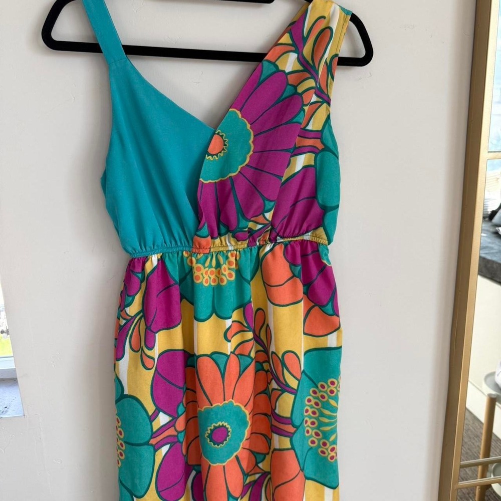 Judith March one shoulder floral mini dress in vibrant retro-inspired print.
